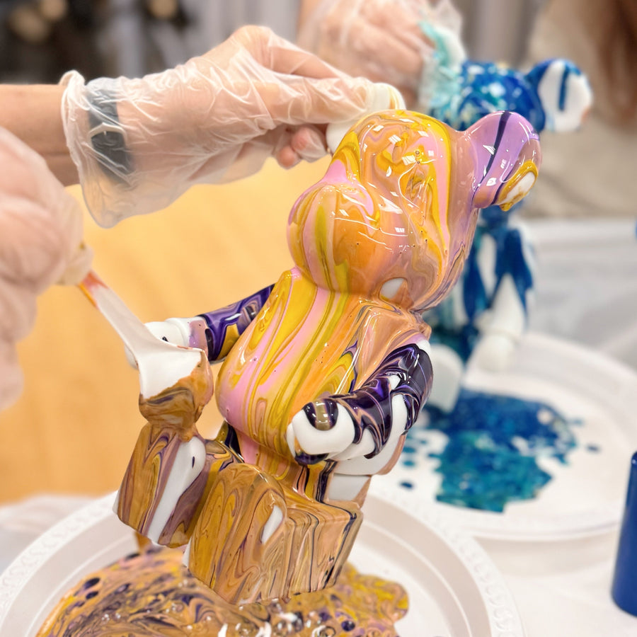 Acrylic Pour – Figurine