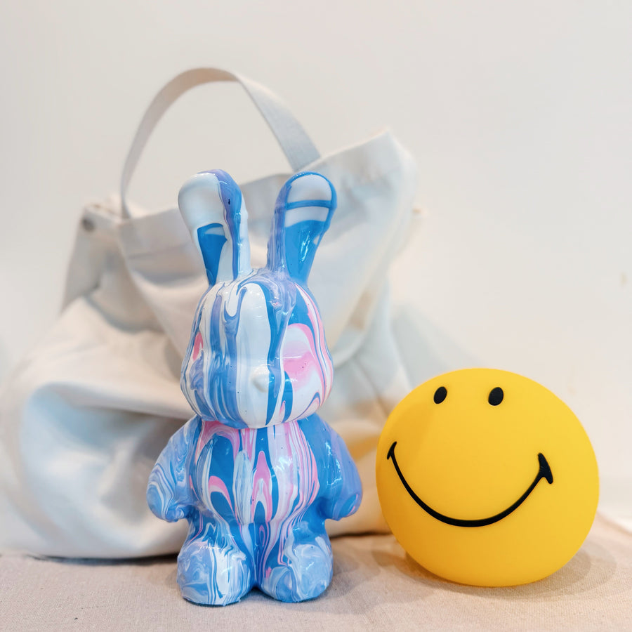 Acrylic Pour – Figurine